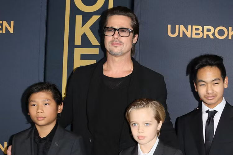 Hình ảnh Shiloh diện vest giống hai anh trai Pax và Maddox cùng bố Brad Pitt tại buổi ra mắt phim Unbroken năm 2014 do Angelina Jolie làm đạo diễn.