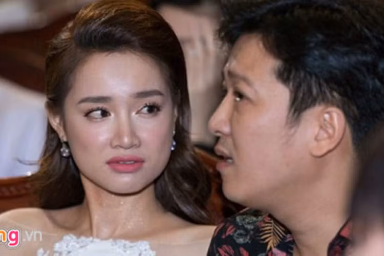 Xuân Lan lên tiếng sự việc Trường Giang cầu hôn: “Thương bạn mình. Chứng kiến quá nhiều phản ứng lật mặt của nhiều người quá (ở đó thì vỗ tay cười nói, sau đó kể lại bắt lỗi nọ kia). Hành động mượn sóng để cầu hôn không đúng. Nhưng vì câu chuyện 2 phút rồi đổ thừa hoàn toàn vì vậy mà trễ sóng 7 phút là không công bằng. Thôi thì, vì yêu bạn hãy làm tất cả mọi cách để giữ được người ấy lại. Còn đỡ hơn để hạnh phúc tuột khỏi tầm tay”.