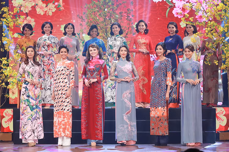 H'hen Niê tự tin tái xuất trong vai trò người mẫu kể từ khi đăng quang.