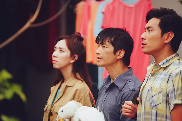 Trailer phim là câu chuyện về hành trình của “bộ tứ bất đắc dĩ” phải lên Sài Gòn để chữa mắt cho Mười và cứu người yêu của Tám khỏi tay giang hồ quyền lực.