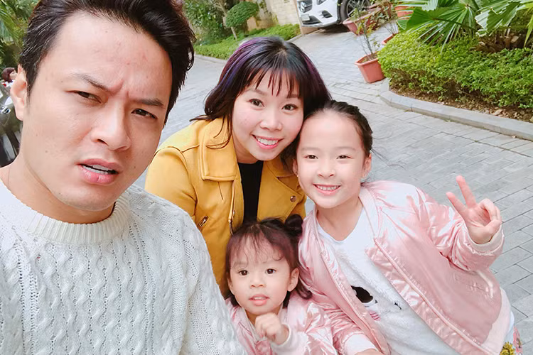 Hồng Đăng và bà xã đã có 16 năm bên nhau. Kể từ có hai con gái, cặp đôi càng yêu thương, gắn bó hơn.