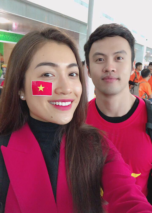 Á hậu Lệ Hằng chia sẻ hình ảnh đáp chuyến bay đến Trung Quốc kèm lời chú thích: "Mang lửa đến với U23 Việt Nam thôi".