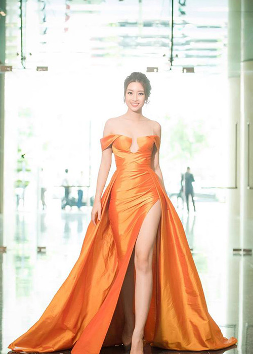 Làn da trắng sứ cùng chân dài miên man giúp Mỹ Linh luôn thu hút ánh mắt của người đối diện.