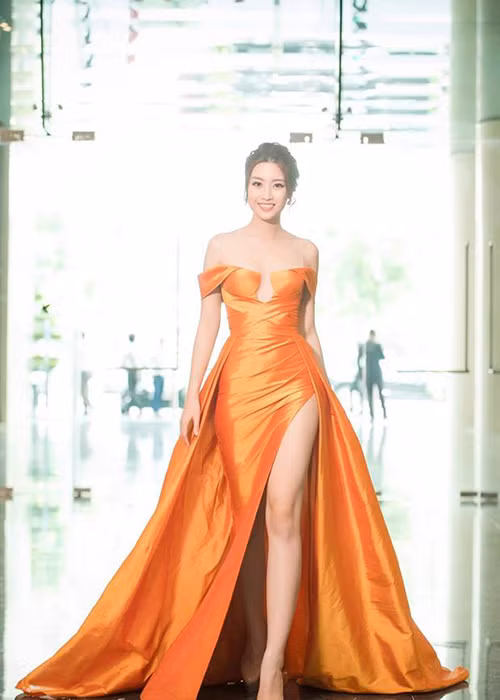 Làn da trắng sứ cùng chân dài miên man giúp Mỹ Linh luôn thu hút ánh mắt của người đối diện.