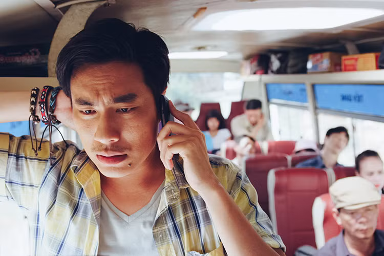 Anh chàng “8 Bánh Tiêu” (Kiều Minh Tuấn) đại diện cho những người nghèo khó nhưng luôn nỗ lực vươn lên trong cuộc sống với châm ngôn “tình yêu là thứ không thể nào cướp được”.