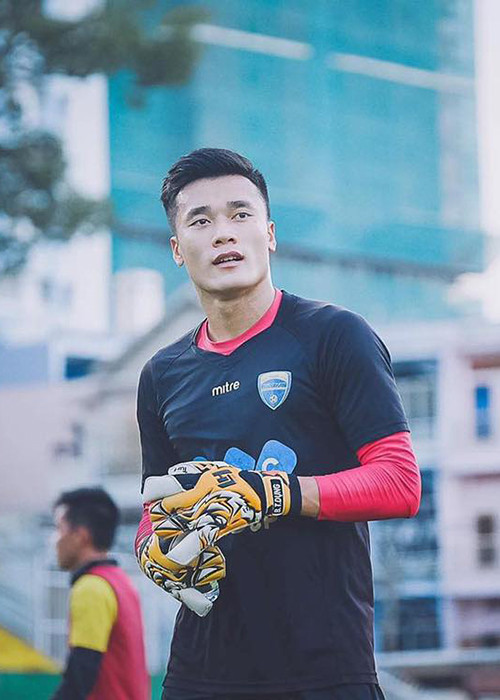 Dương Triệu Vũ nhắn nhủ Bùi Tiến Dũng: “Này em gì ơi, em đúng là gu của anh, anh ở đây này”.