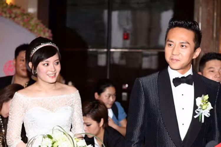 Năm 2010, Tôn Lệ bí mật kết hôn với Đặng Siêu. Tuy vậy, đến tháng 6/2011, khi cặp đôi làm đám cưới tại Thượng Hải, khán giả mới biết chuyện tình cảm của cả hai. Ảnh: Sina