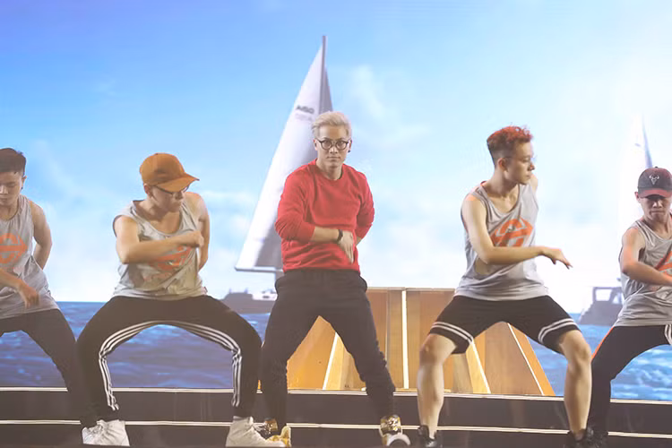 Mai Tiến Dũng sẽ thể hiện ca khúc “What is Love” trong phần thi trình diễn Bikini và mang đến ca khúc “Vương miện thiên thần”.