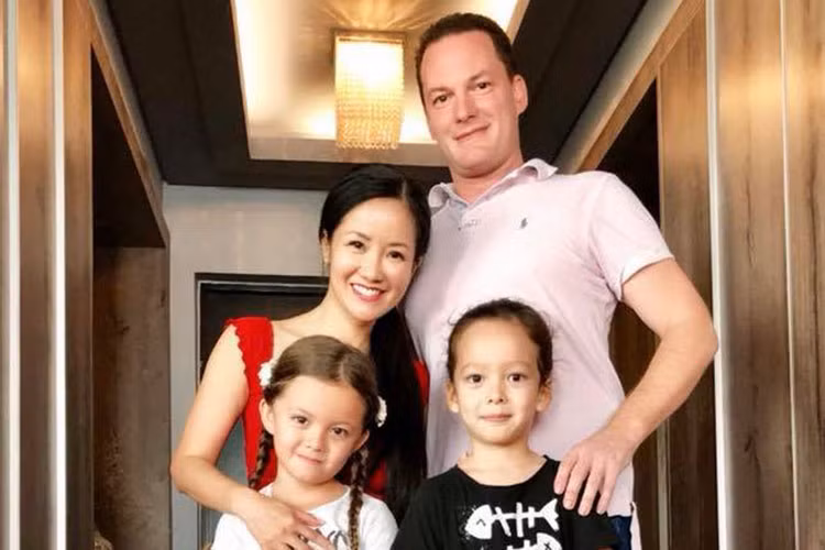 Bé Tôm và Tép chào đời vào năm 2012. Hai nhóc tì là cặp song sinh nhà diva Hồng Nhung và ông xã người Mỹ.