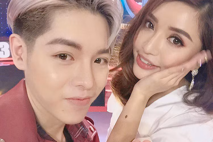 Học trò của Mỹ Tâm vui vẻ chụp hình kỷ niệm cùng Bích Phương khi tham gia gameshow Giọng ải giọng ai. Ảnh: FBNV