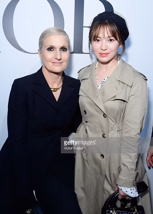 Song Hye Kyo là một trong những khách hàng thân thiết của Giám đốc sáng tạo Maria Grazia Chiuri và thương hiệu Dior. Nhà mốt Pháp từng thiết kế riêng cho người đẹp chiếc váy trắng cổ điển trong lễ cưới vào năm 2017.