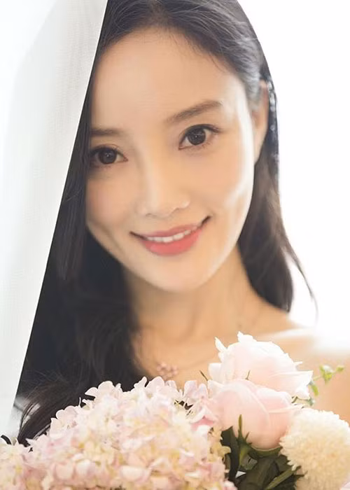 Vài năm trở lại đây, Lý Tiểu Lộ ngày càng xinh đẹp hơn. Nhiều người cho rằng dung mạo của cô đã đi lên sau những lần biển đổi. Ảnh: FBNV