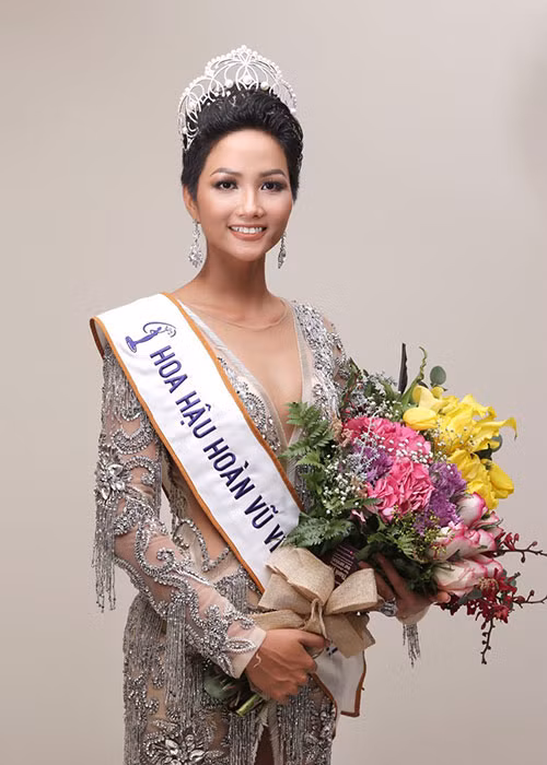 H'Hen Niê vừa đăng quang ngôi vị cao nhất của cuộc thi Hoa hậu Hoàn vũ Việt Nam 2017. Cô gây ấn tượng bởi mái tóc tém cá tính. Ảnh: BTC