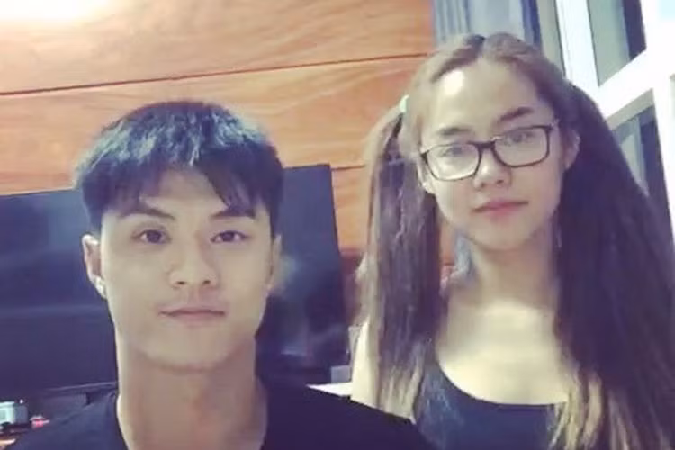 Linh Chi chia sẻ: "Clip Kiomi lọt thỏm đâu ra trong điện thoại quay từ tháng 3/2017. Lúc này đôi bạn hơi bị trái ngược về cân nặng. Chi là bé mèo mập, anh Hải là bé rùa ốm. Nhưng bây giờ nhan sắc của cậu và tớ nhỉnh hơn năm con gà rồi phải không cậu bạn".