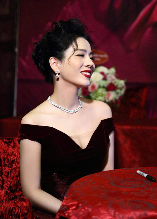 Lệ Quyên viết trên trang cá nhân: “Cảm ơn cuộc đời đã cho Quyên quá nhiều điều tốt đẹp và cuộc đời còn dạy Quyên rằng mình được may mắn nhiều như thế. Hãy luôn cười Quyên nhé. Cười làm ấm lại những trái tim đang lạnh giá, cười cho mây xám tan nhanh”.