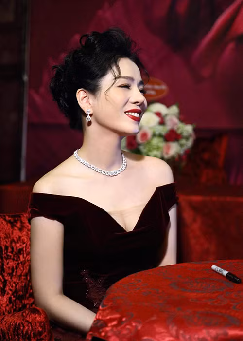 Lệ Quyên viết trên trang cá nhân: “Cảm ơn cuộc đời đã cho Quyên quá nhiều điều tốt đẹp và cuộc đời còn dạy Quyên rằng mình được may mắn nhiều như thế. Hãy luôn cười Quyên nhé. Cười làm ấm lại những trái tim đang lạnh giá, cười cho mây xám tan nhanh”.