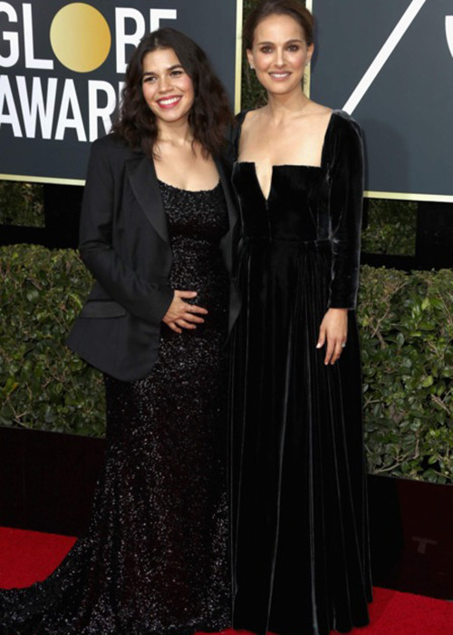 Cặp đôi diễn viên America Ferrera (trái) và Natalie Portman diện đồ đen tại lễ trao giải.