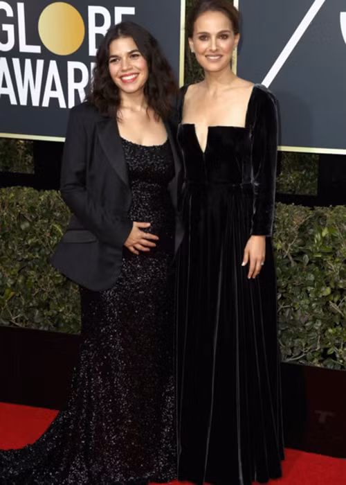 Cặp đôi diễn viên America Ferrera (trái) và Natalie Portman diện đồ đen tại lễ trao giải.