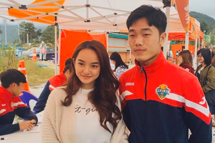 Kaity Nguyễn "Em chưa 18" từng đăng tải hình ảnh bên Xuân Trường - đội trưởng của U23 Việt Nam. Nhiều cư dân mạng tỏ ra ghen tỵ với nữ diễn viên xinh đẹp này. Ảnh: FBNV