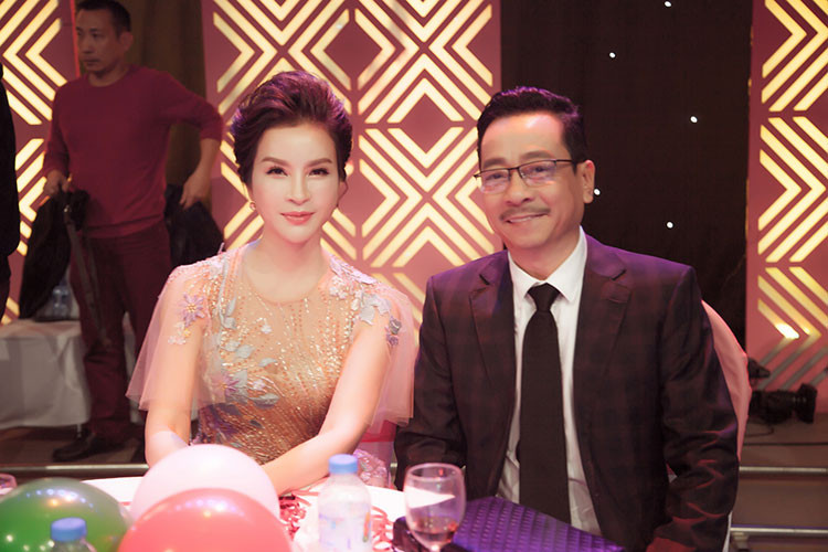 Nữ MC cũng có dịp gặp gỡ NSND Hoàng Dũng - nam diễn viên phim “Người phán xử”.