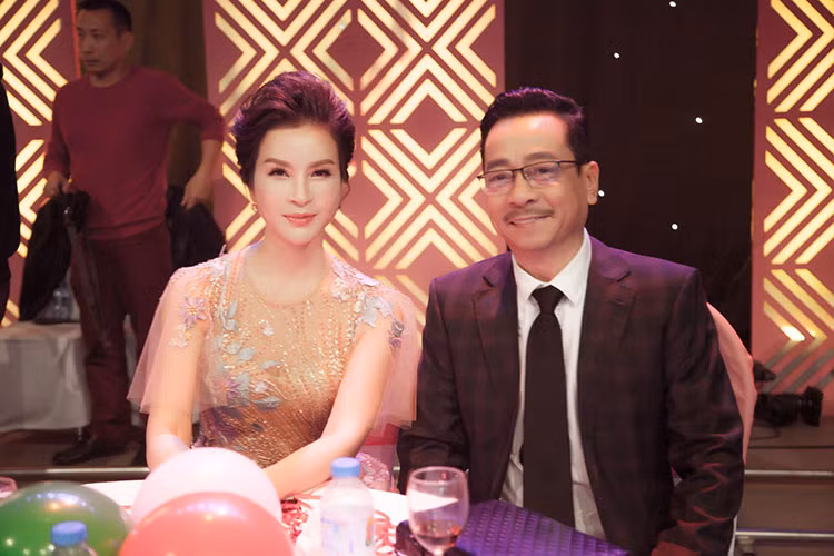 Nữ MC cũng có dịp gặp gỡ NSND Hoàng Dũng - nam diễn viên phim “Người phán xử”.