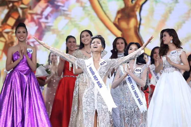 Ở phần thi ứng xử khi lọt top 3, H’Hen Niê bày tỏ cô sẽ giúp đỡ các trẻ em mồ côi ở Bảo Lộc, phụ nữ và những người nhiễm HIV.