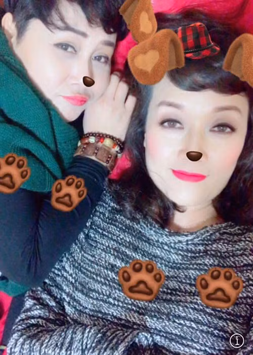 Nghệ sĩ Minh Hằng chụp ảnh cùng Vân Dung đồng thời tâm sự những ngày qua không có thời gian ngủ vì lịch tập Táo quân và công việc riêng.