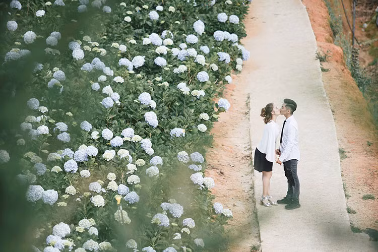 Cặp đôi sao Việt Khánh Thi - Phan Hiển khóa môi trong khung cảnh lãng mạn.