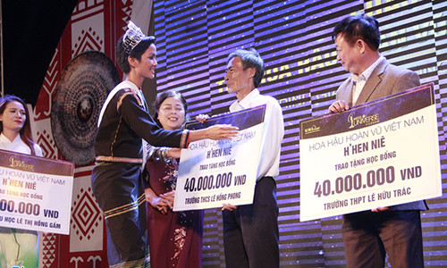 Hoa hậu trao học bổng cho học sinh nghèo tại nơi mình từng theo học.