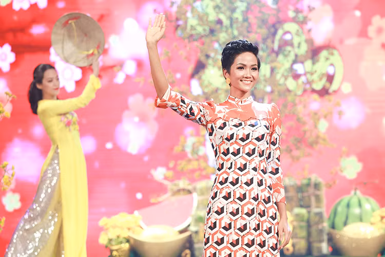 Đây là lần đầu tiên H'hen Niê trở lại sàn diễn thời trang sau khi giành vương miện Hoa hậu Hoàn vũ Việt Nam 2017.