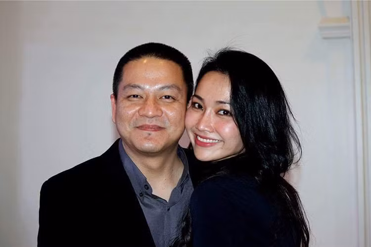 Vợ chồng sao Việt Kim Hiền tình tứ tham gia một buổi tiệc gây quỹ cho hoạt động Tết.