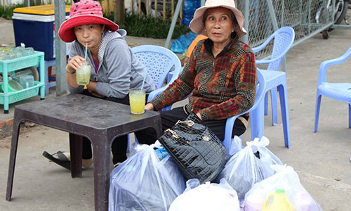 Một số hành khách vào quán nước uống chờ thông xe.