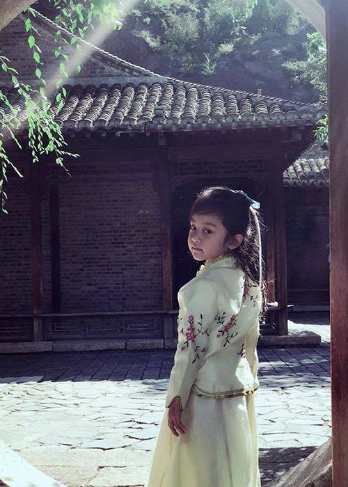 Bé Vân Hinh xinh xắn khi về quê nội ở Cáp Nhĩ Tân.