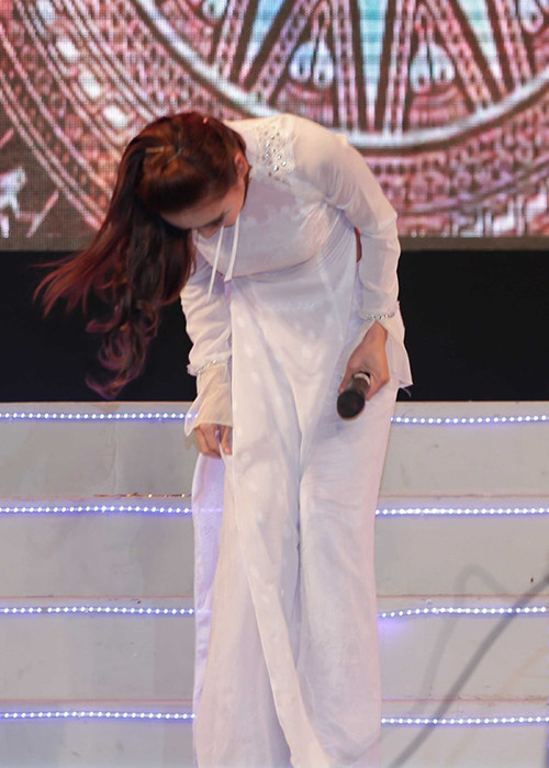 Nữ ca sĩ cúi đầu xin lỗi khán giả vì sự bất cẩn ảnh hưởng đến phần trình diễn. Ảnh: Zing