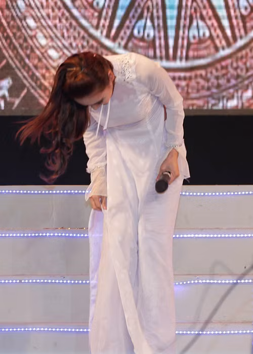 Nữ ca sĩ cúi đầu xin lỗi khán giả vì sự bất cẩn ảnh hưởng đến phần trình diễn. Ảnh: Zing