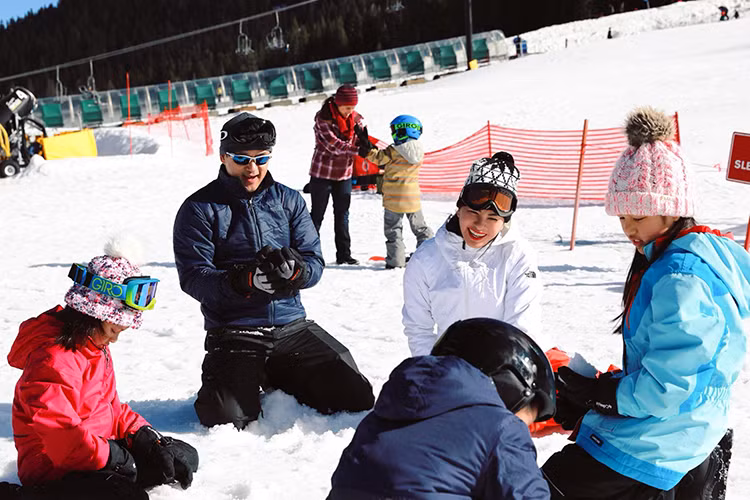 Hot Face sao Việt 24h: Ngọc Thúy đăng tải hình ảnh chuyến nghỉ dưỡng đầu năm mới bên chồng và các con ở Mỹ.