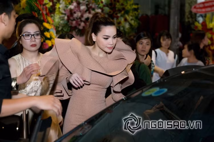 Hồ Ngọc Hà đã tự lái siêu xe 7 tỷ tới sự kiện.