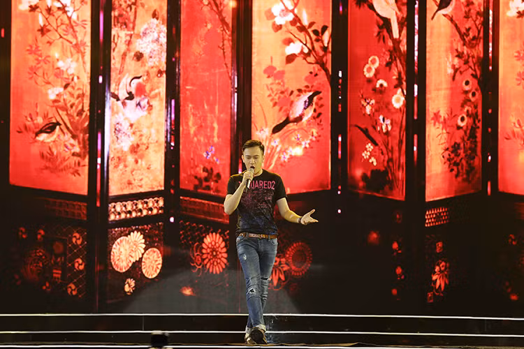 Dương Triệu Vũ cũng sẽ có một tiết mục riêng trong phần trình diễn trang phục Áo dài mang tên “Dáng em lụa là”.