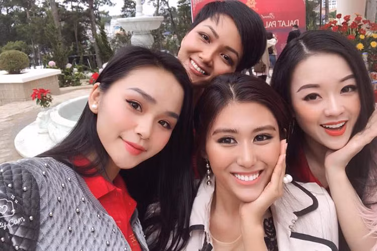 H’hen Niê được nhiều thí sinh Hoa hậu Hoàn vũ Việt Nam yêu mến trước khi đăng quang. Ảnh: FBNV