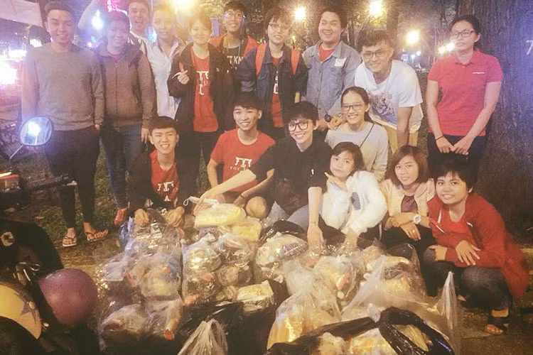 Tóc Tiên cùng người hâm mộ đi làm từ thiện trong dịp đầu năm mới.