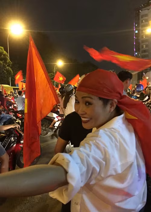 Xuống đường bằng phương tiện xe máy để ăn mừng chiến thắng của U23 Việt Nam, Phương Thanh đeo cờ Tổ quốc và không giấu được sự tự hào.