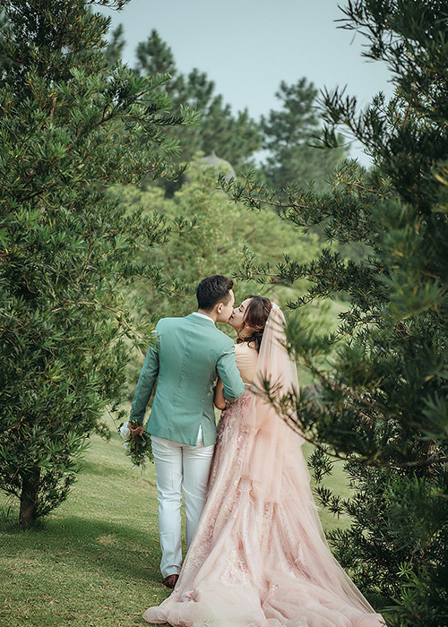 Trần Trung Hiếu cũng thường xuất hiện trên trang bìa của các tạp chí, nội san ngành cảnh sát.