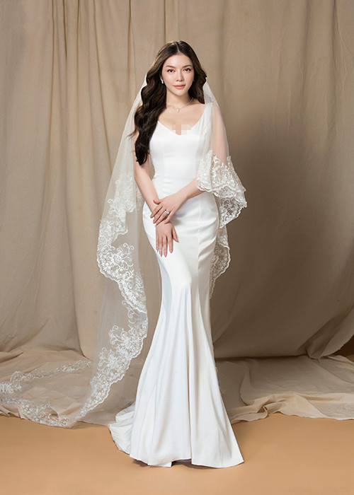 Mới đây, nữ diễn viên kiêm doanh nhân bất ngờ tung loạt ảnh hóa cô dâu.