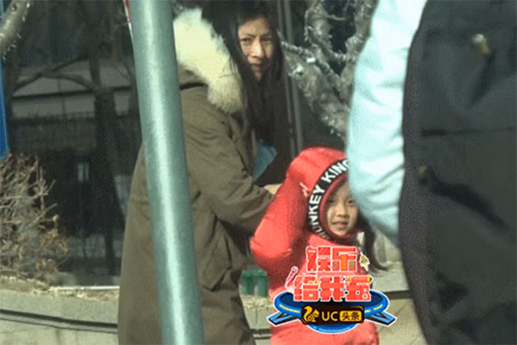 Bé Hiềm Hinh tươi cười vẫy tay chào bố trước khi vào lớp.