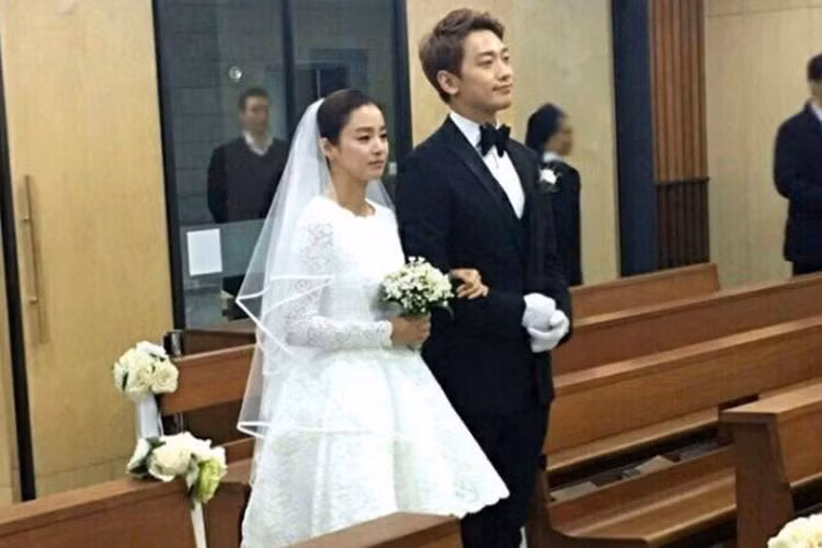 Đầu năm 2017, Kim Tae Hee và Bi Rain chính thức về chung một nhà. Cặp đôi bí mật tổ chức đám cưới đơn giản nhưng ý nghĩa tại một nhà thờ.