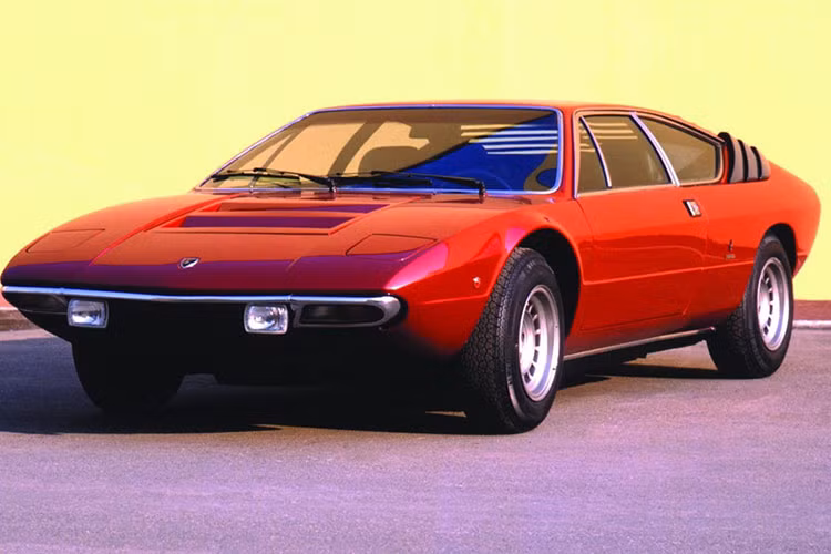 Lamborghini Urraco: Lamborghini Urraco được xem là chiếc xe thể thao "giá rẻ" của Lamborghini được sản xuất trong giai đoạn 1973 - 1979. Urraco có 3 tùy chọn dung tích cho động cơ V8 là 2.0, 2.5 và 3.0 sản sinh công suất lần lượt là 180, 217 và 247 mã lực. Phiên bản sử dụng động cơ 2.0 V8 là mẫu xe hiếm hơn cả với chỉ 60 chiếc được tạo ra. Ảnh: Top Speed