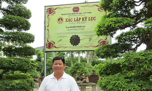 Ông Nguyễn Phước Lộc bên cặp me kiểng cổ.