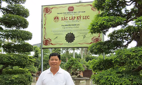 Ông Nguyễn Phước Lộc bên cặp me kiểng cổ.