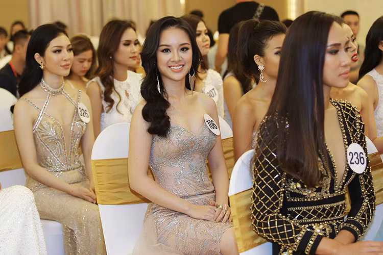 Sau đó, top 15 được công bố và các thí sinh tiếp tục bước vào phần thi trình diễn trang phục áo tắm.