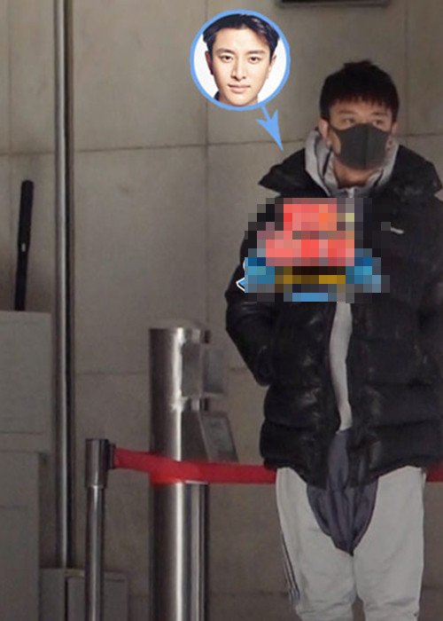 Sau khi đưa con gái đi học, nam diễn viên bị kín mít trên đường đến đài truyền hình để ghi hình.